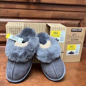 Kirkland Signature NIB Ladies Genuine Shearling Slippers Sz 6  Dark Grey